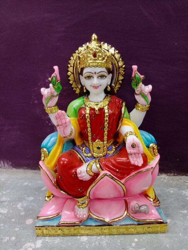 मां लक्ष्मी घर में आने से पहले देती हैं ये शुभ संकेत